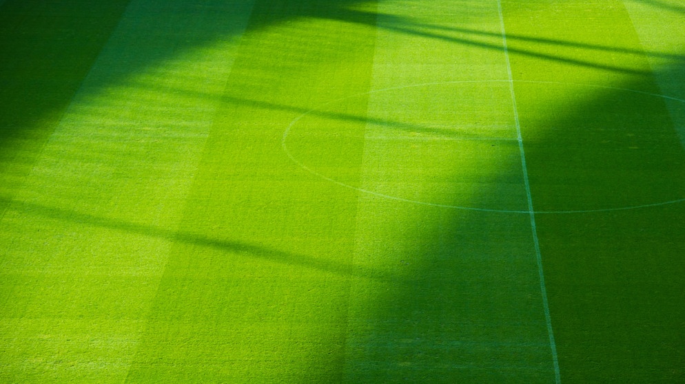 Licht auf einem Fußballplatz | Bildquelle: picture alliance / Zoonar | Wolfgang Cezanne