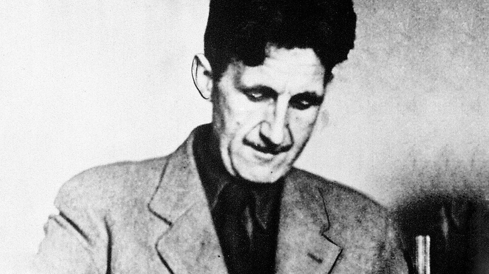 ARCHIV - 07.02.2019, Großbritannien, London: George Orwell, englischer Schriftsteller, hält eine Zigarette (undatierte Aufnahme). Gefälschte Nachrichten, allgegenwärtige Bespitzelung der Bevölkerung, enormer Anpassungsdruck und kulturelle Verarmung. Was heute in manchen Staaten Realität ist, hat George Orwell vorausgesagt. Sein Klassiker «1984» ist auch heute topaktuell und gerade neu übersetzt. (zu dpa "Aktuell wie selten zuvor: George Orwells Klassiker «1984») Foto: PA Wire/dpa +++ dpa-Bildfunk +++ | Bildquelle: dpa-Bildfunk