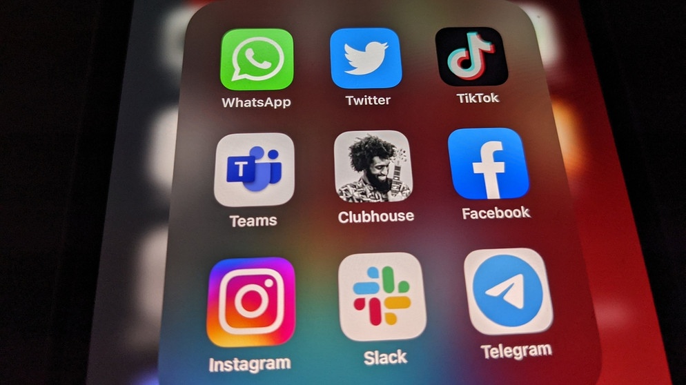Die Logos der Social-Media-Plattformen WhatsApp (l-r), Twitter, TikTok, Microsoft Teams, Clubhouse, Facebook, Instagram, Slack und Telegramm auf einem iPhone | Bildquelle: picture-alliance/dpa