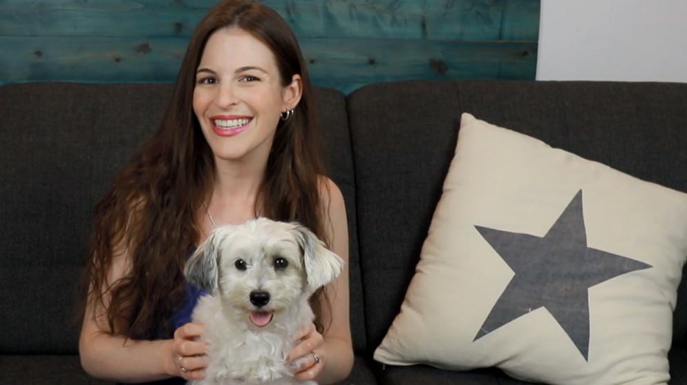 Dana Newman mit einem Hund. | Bildquelle: BR
