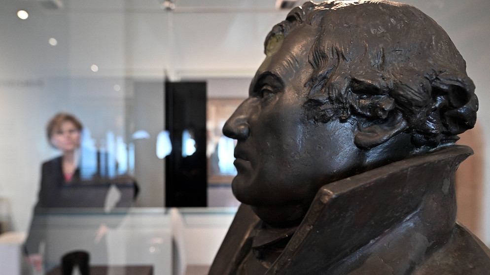 Eine patinierte Gipsbüste Martin Luthers aus dem 19. Jahrhundert wird in einer Ausstellung in der Wartburg gezeigt.
| Bildquelle: picture alliance/dpa | Martin Schutt