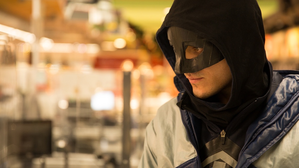 Lux (Franz Rogowski) im Supermarkt. | Bildquelle: BR/Mixtvision Mediengesellschaft/Cem Öztok