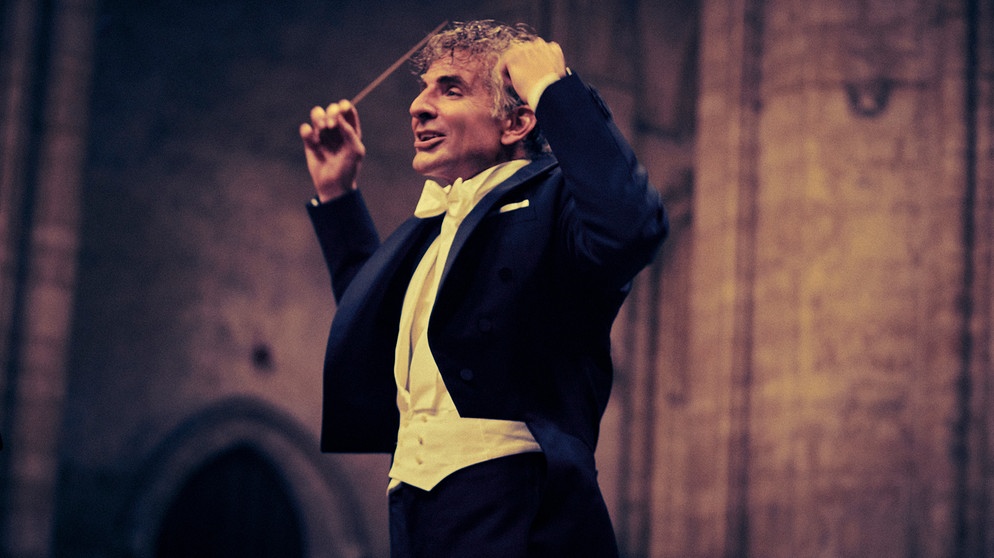 Szene aus dem Netflix-Film "Maestro" mit Bradley Cooper als Leonard Bernstein | Bildquelle: Netflix