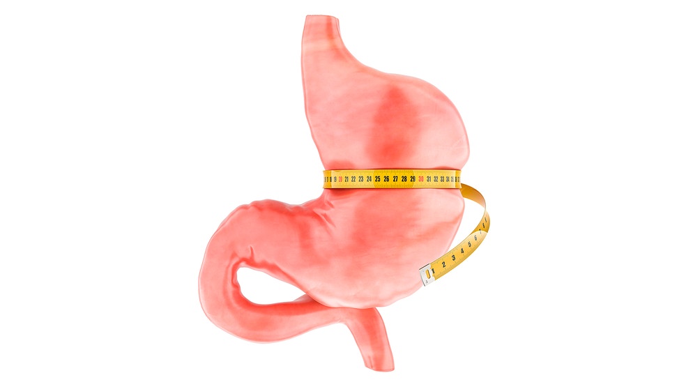 Human stomach with measure tape around. Obesity, diet and weight loss or gastric resection, concept. 3D rendering isolated on white background | Bildquelle: picture alliance / Zoonar | alexlmx