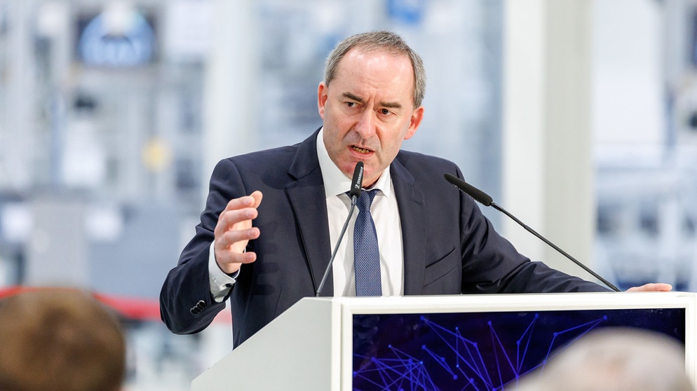 11.04.2025, Bayern, Nürnberg: Hubert Aiwanger (Freie Wähler), Wirtschaftsminister von Bayern, spricht im Werk des Lkw- und Busherstellers MAN zum Start der Batterieproduktion für Elektromotoren. Nach über 100 Jahren Dieselmotorenbau startet MAN in Nürnberg die Batterieproduktion für Elektromotoren. Foto: Daniel Karmann/dpa +++ dpa-Bildfunk +++ | Bildquelle: dpa-Bildfunk/Daniel Karmann