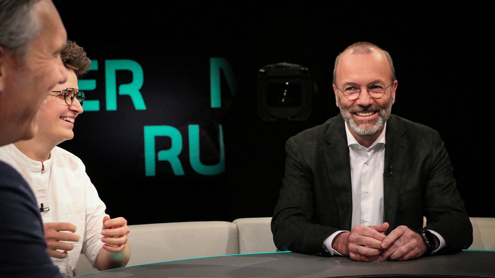 vlnr. Moderator Achim Weber, Anna-Nicole-Heinrich, Präses der Synoder der EKD, Manfred Weber, EVP-Fraktionsvorsitzender im EU-Parlament, stv. CSU-Parteichef. | Bildquelle: Cosima Weiske/BR