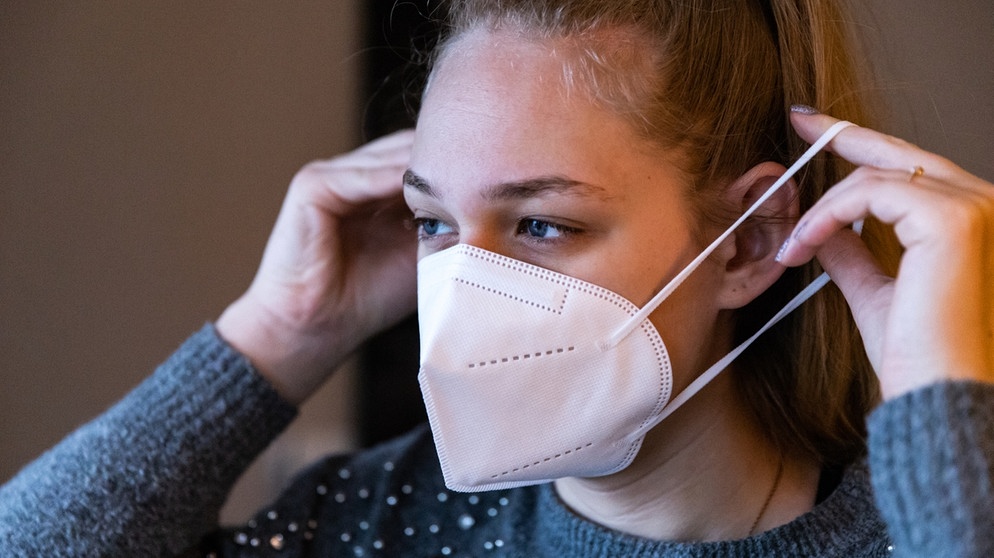 Eine Frau trägt eine FFP2-Maske | Bildquelle: BR/Sylvia Bentele