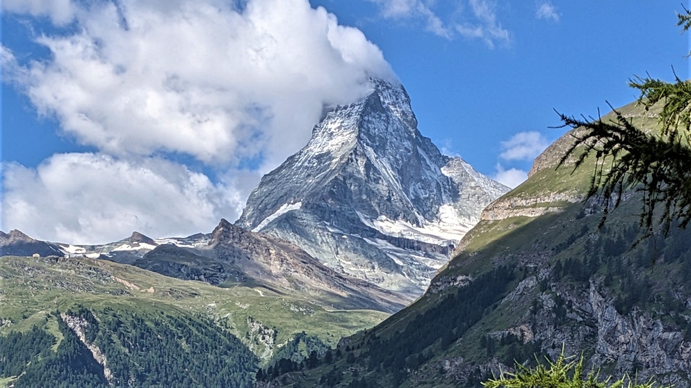 Blick über Zermatt auf das Matterhorn | Bildquelle: BR/Peter Stenz