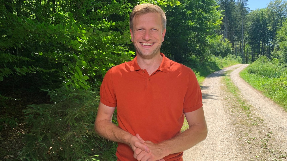 Unser-Land-Moderator Florian Kienast. | Bildquelle: BR / Jutta Schilcher