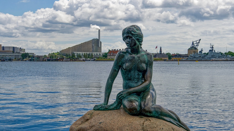 Die kleine Meerjungfrau vor Kopenhagen | Bildquelle: picture alliance / Global Travel Images | Jürgen Held
