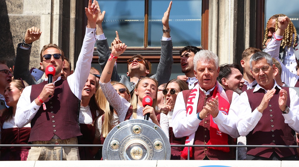 18.05.2025, Bayern, München: Fußball: Bundesliga, Meisterfeier der Fußballerinnen und Fußballer des FC Bayern München, Harry Kane (l) und Georgia Stanway (Mitte l) feiern mit Dieter Reiter (SPD, Mitte r), Oberbürgermeister von München, und Herbert Hainer (r), Präsident von Bayern München, auf dem Rathaus-Balkon.  | Bildquelle: dpa-Bildfunk/Karl-Josef Hildenbrand
