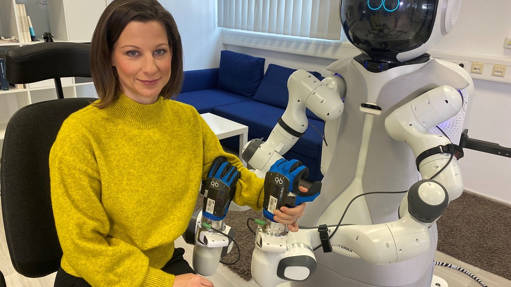 Moderatorin Irene Esmann mit Roboter | Bildquelle: BR