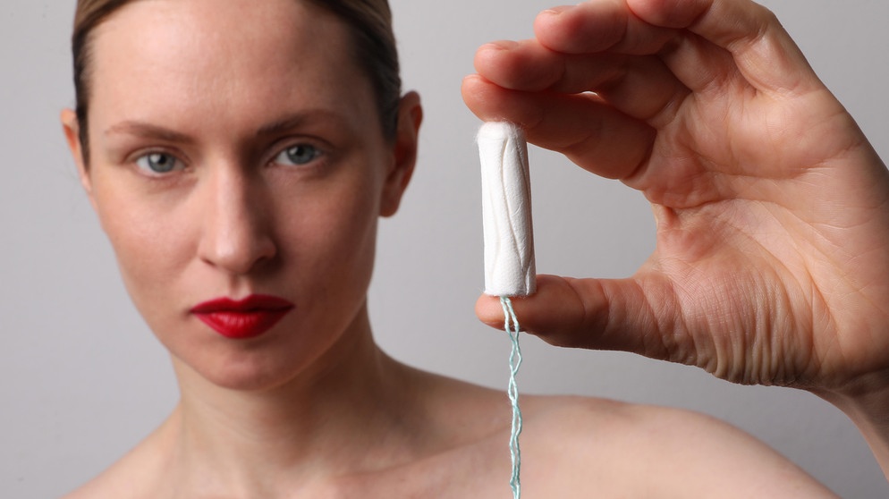 Frau hält ein Tampon in der Hand | Bildquelle: picture-alliance/dpa