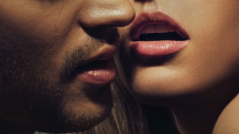 Guter Sex beginnt im Kopf? / Die Münder eines Mannes und einer Frau. | Bildquelle: stock.adobe.com/konradbak