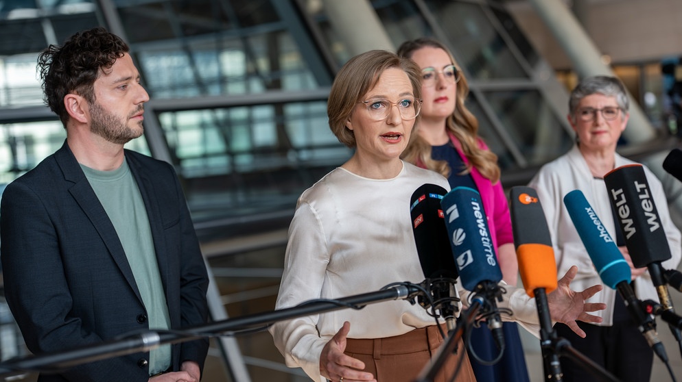 Felix Banaszak, Bundesvorsitzender von Bündnis90/Die Grünen, (l-r) Franziska Brantner, Bundesvorsitzende von Bündnis90/Die Grünen, Katharina Dröge, Bundestagsfraktionsvorsitzende von Bündnis 90/Die Grünen und Britta Haßelmann Bundestagsfraktionsvorsitzende von Bündnis 90/Die Grünen sprechen vor Beginn der Fraktionssitzungen im Bundestag. Bei einer geplanten Sondersitzung im Bundestag sollen weitreichende Grundgesetzänderungen beschlossen werden. | Bildquelle: picture alliance/dpa | Michael Kappeler