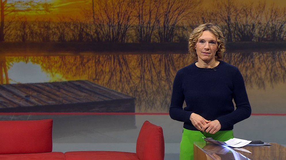 Moderatorin Julia Büchler moderiert die Sendung. | Bildquelle: BR
