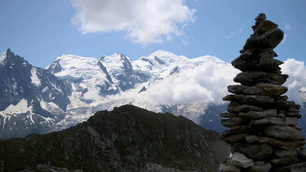 Mont Blanc-Masiv mit Steinmännchen im Vodergrund | Bildquelle: BR/Kilian Neuwert