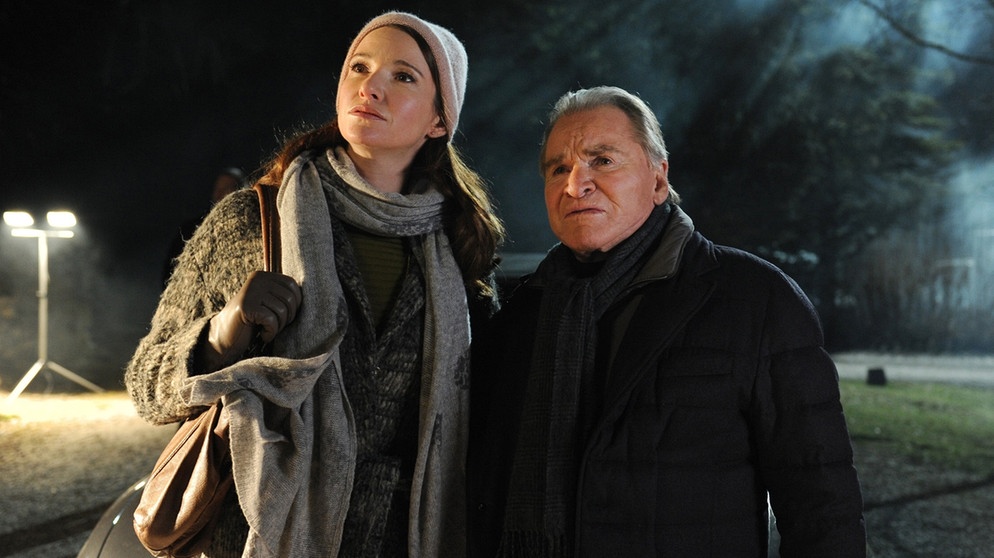 Dr. Winter (Fritz Wepper, rechts) und Tochter Alexandra (Sophie Wepper) in ihrem letzten Fall, bei dem es um den Mord an einem aufstrebenden Brauereibesitzer geht. | Bildquelle: ARD Degeto/Kerstin Stelter