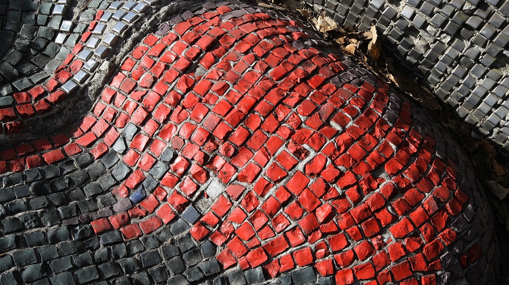 Mosaik mit roten Steinchen | Bildquelle: picture alliance/dpa
