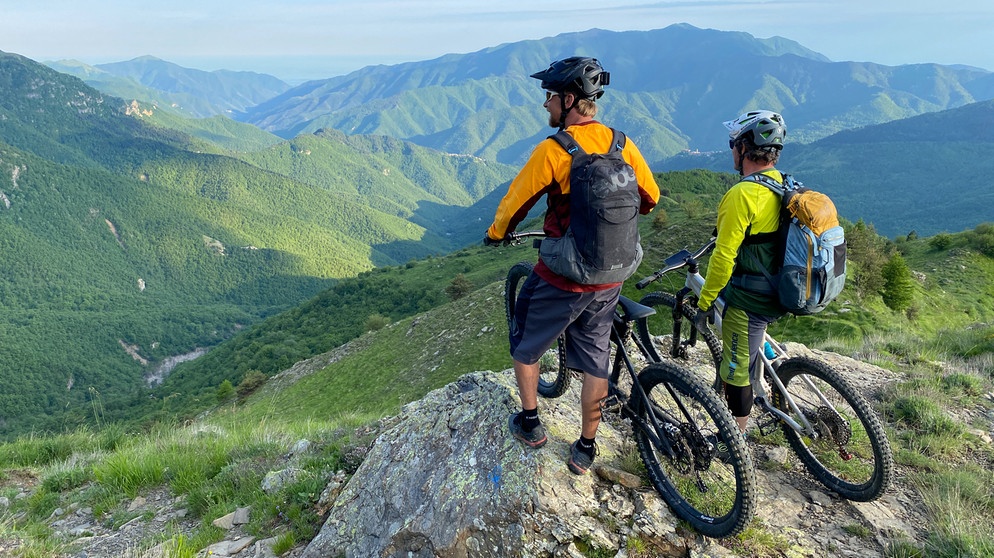 Zwei Mountainbiker stehen auf einem Fels | Bildquelle: BR/Michael Düchs