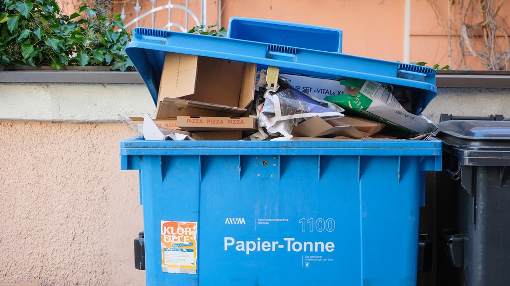 Eine volle Papier-Tonne. | Bildquelle: BR/Johanna Schlüter