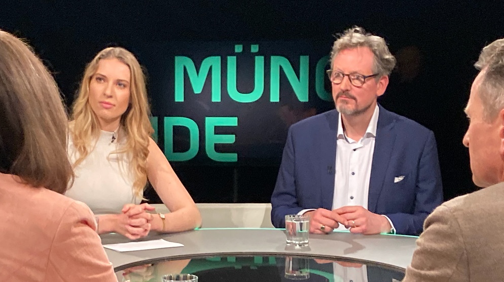 Von links: Ilse Aigner (Präsidentin, Bayerischer Landtag, CSU), Ronja Ebeling (Journalistin und Buchautorin) und Dr. Eckart von Hirschhausen (Arzt und Wissenschaftsjournalist) und Dr. Manfred Gößl (Hauptgeschäftsführer der IHK für München und Oberbayern. | Bildquelle: BR/Eva Kehrstephan
