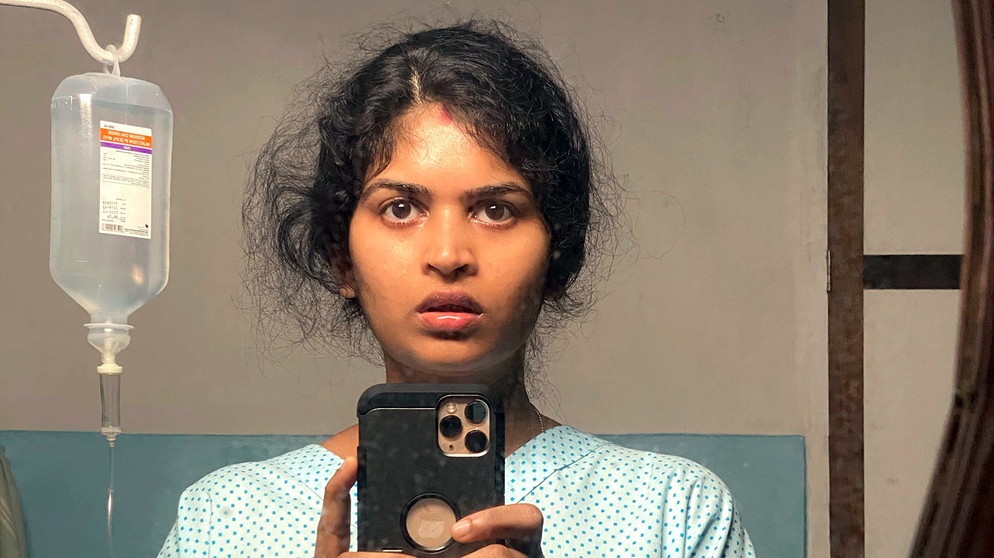 Athira Sukumaran als Mythili nach ihrem Selbstmordversuch im Krankenhaus. | Bildquelle: BR/Family Business Film/Carla Muresan