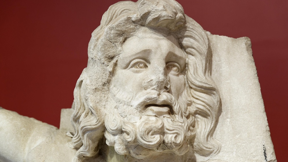 Poseidon und Delphinos / Detail von Demeter und Poseidon aus Smyrna, Museum für Geschichte und Kunst Izmir, | Bildquelle: picture-alliance/dpa