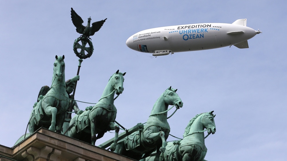 Der erste Forschungszeppelin für Küsten- und Meeresforschung fliegt am 16.06.2016 über dem Brandenburger Tor in Berlin. | Bildquelle: picture alliance / dpa | Wolfgang Kumm