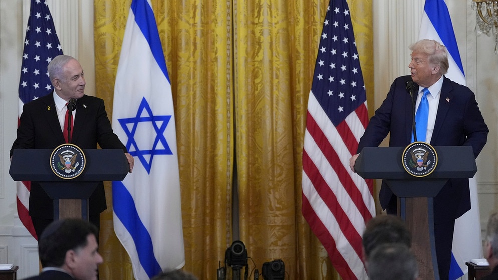 04.02.2025, USA, Washington: US-Präsident Donald Trump (r) und der israelische Ministerpräsident Benjamin Netanjahu sprechen während einer Pressekonferenz im East Room des Weißen Hauses. Foto: Alex Brandon/AP/dpa +++ dpa-Bildfunk +++ | Bildquelle: dpa-Bildfunk/Alex Brandon