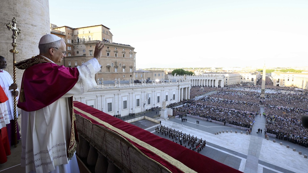 HANDOUT - 08.05.2025, Vatikan, Vatikanstadt: Der neu gewählte Papst Leo XIV., der US-Amerikaner Robert Prevost, steht nach dem Konklave auf dem Balkon des Petersdoms im Vatikan. Foto: Vatican Media/IPA via ZUMA Press/dpa - ACHTUNG: Nur zur redaktionellen Verwendung im Zusammenhang mit der aktuellen Berichterstattung und nur mit vollständiger Nennung des vorstehenden Credits +++ dpa-Bildfunk +++ | Bildquelle: dpa-Bildfunk/Vatican Media