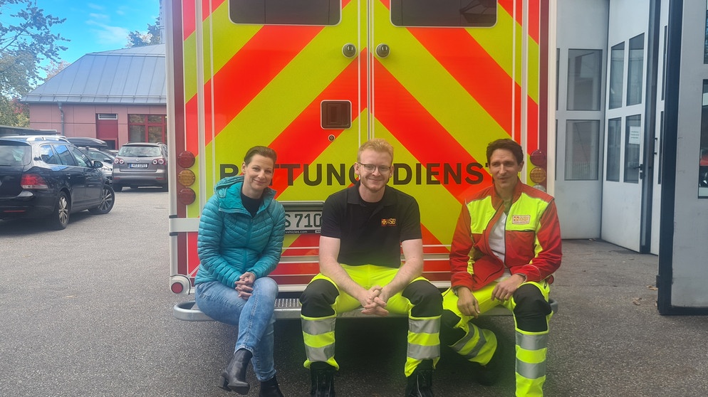 STATIONEN-Moderatorin Irene Esmann mit zwei Münchner Rettungssanitätern | Bildquelle: BR
