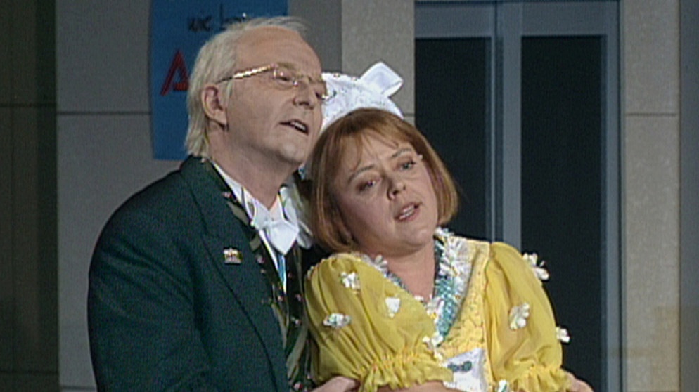 Bayern, Bier und Politik - Die Kanzler auf dem Nockherberg: Das "Wolfratshauser Frühstück" im Singspiel 2002: Michael Lerchenberg als Edmund Stoiber, Corinna Duhr als Angela Merkel. | Bildquelle: BR