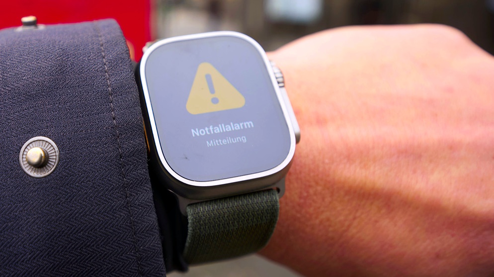 Notfall-Alarm - eine Textnachricht auf einer Smartwatch am Handgelenk | Bildquelle: dpa-Bildfunk