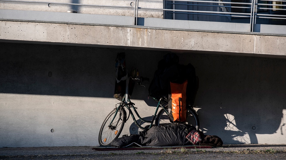 Ein Obdachloser schläft unter einer Brücke im Regierungsviertel. | Bildquelle: picture alliance/dpa | Paul Zinken