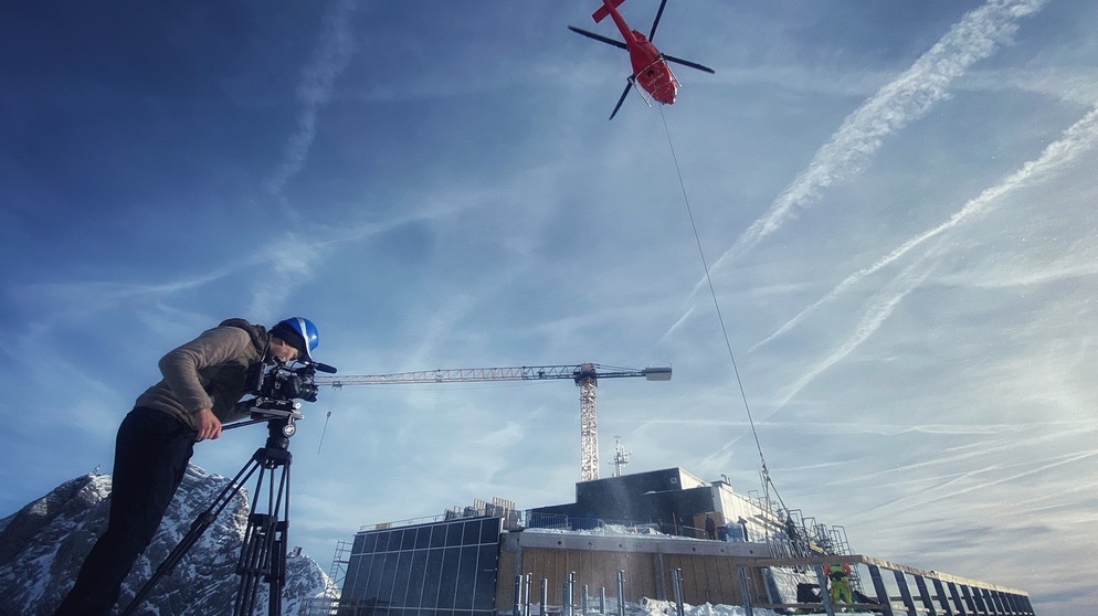 Kameramann Manuel Mellacher bei den Dreharbeiten beim Bau der neuen Bergstation am Dachstein | Bildquelle: Christian Prates