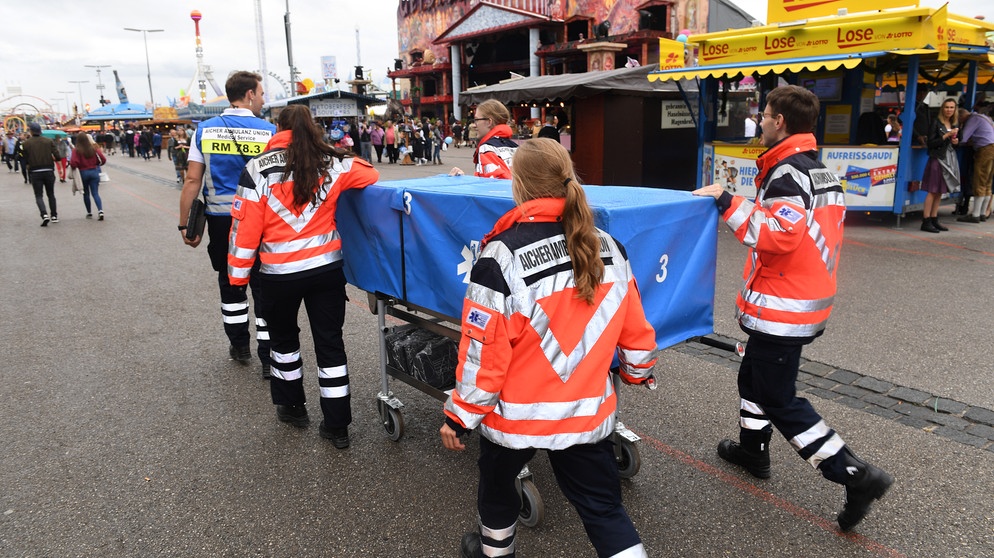 Sanitäter auf dem Oktoberfest | Bildquelle: picture alliance/dpa | Felix Hörhager