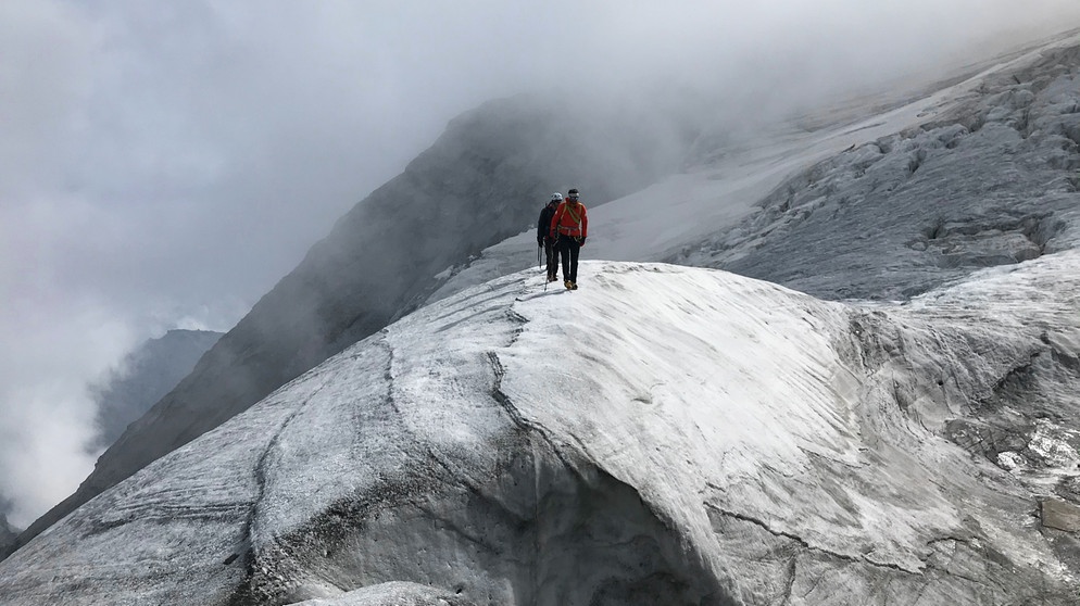 Bergsteiger gehen über einen Gletscher am Ortler | Bildquelle: BR/Kilian Neuwert