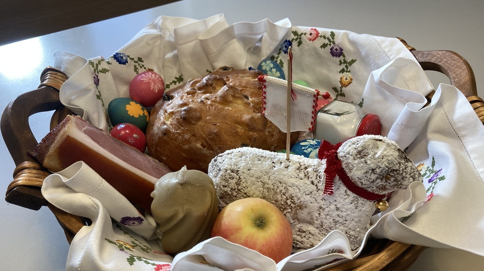 Osterfrühstück: Osterfladen, Geräuchertes, Eier und ein Osterlämmchen | Bildquelle: BR/Leonhard Schwarz