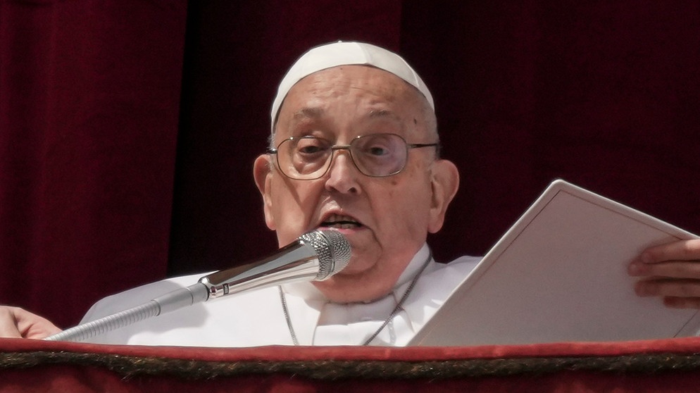 20.04.2025, Vatikan, Vatikanstadt: Papst Franziskus erteilt den Segen Urbi et Orbi von der zentralen Loge des Petersdoms aus am Ende der Ostermesse, die von Kardinal Comastri auf dem Petersplatz im Vatikan geleitet wird. | Bildquelle: dpa-Bildfunk/Andrew Medichini