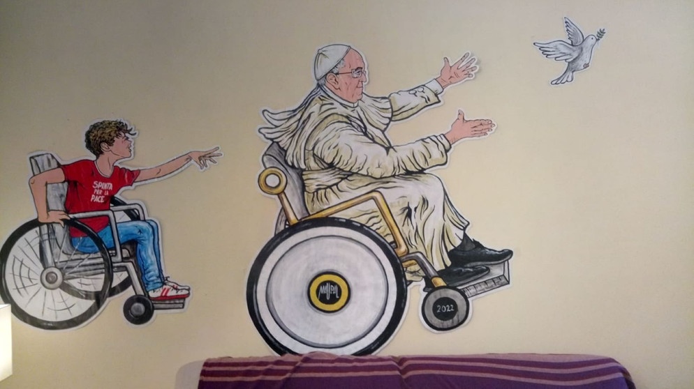 Künstler MAUPAL (Mauro Palotta) findet immer wieder neue Ideen, mit denen er das Wirken von Papst Franziskus darstellt. | Bildquelle: BR/MAUPAL/Johannes Winkler