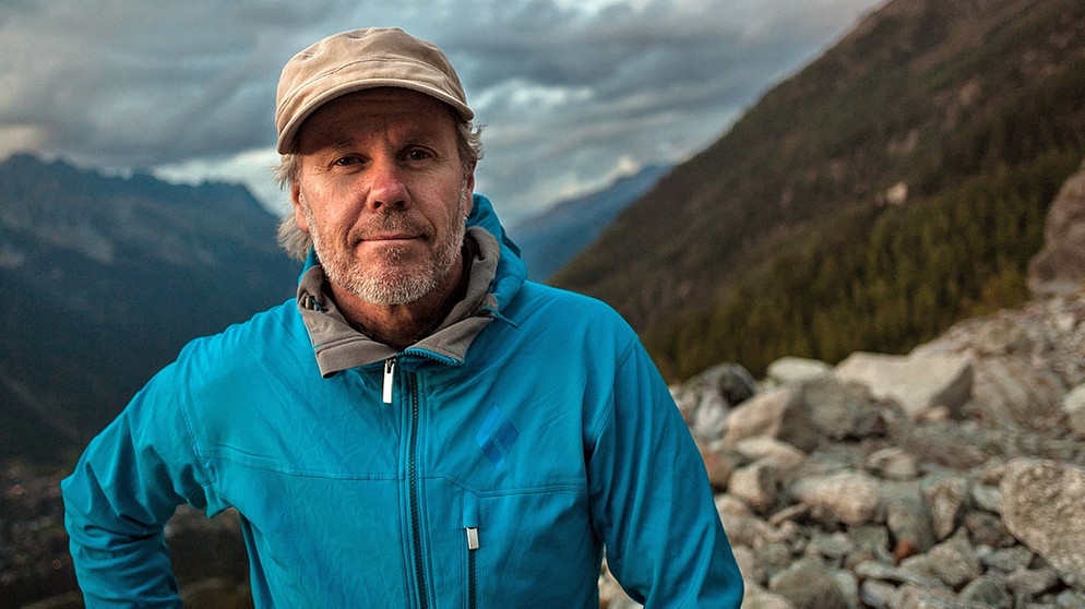 Porträt von Peter Mathis vor Berglandschaft | Bildquelle: Peter Mathis