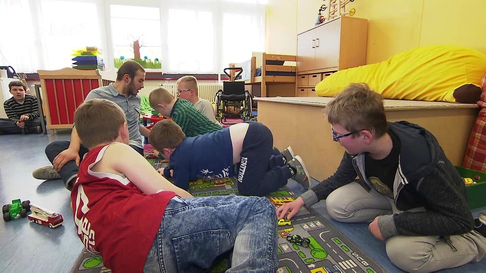 Pflegefachhelfer/-in (Sozialpflege) | Bildquelle: ARD alpha