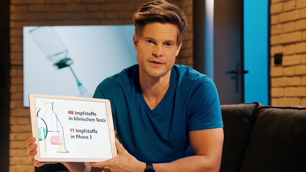 Moderator Philip Häusser hält Tablet mit Infografik zu Impfstoffen.  | Bildquelle: BR/Gut zu wissen