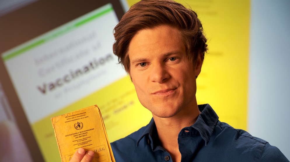 "Gut zu wissen"-Moderator Philip Häusser hält Impfpass in der Hand. Wird es bald einen digitalen Corona-Impfpass geben? | Bildquelle: BR/Gut zu wissen