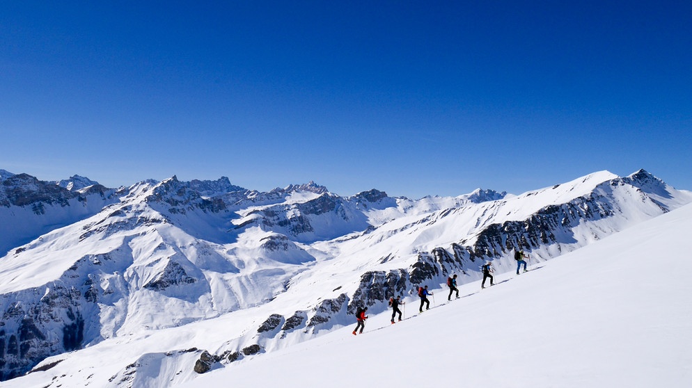 Skitourengruppe im Aufstieg bei strahlendem Sonnenschein | Bildquelle: BR/Michael Düchs