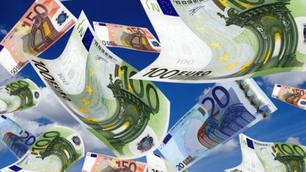 Planet Wissen - Geld aus dem NichtsGeld aus dem Nichts – Wann kommt der nächste Finanzcrash? - Geldscheine | Bildquelle: planet-wissen.de/WDR