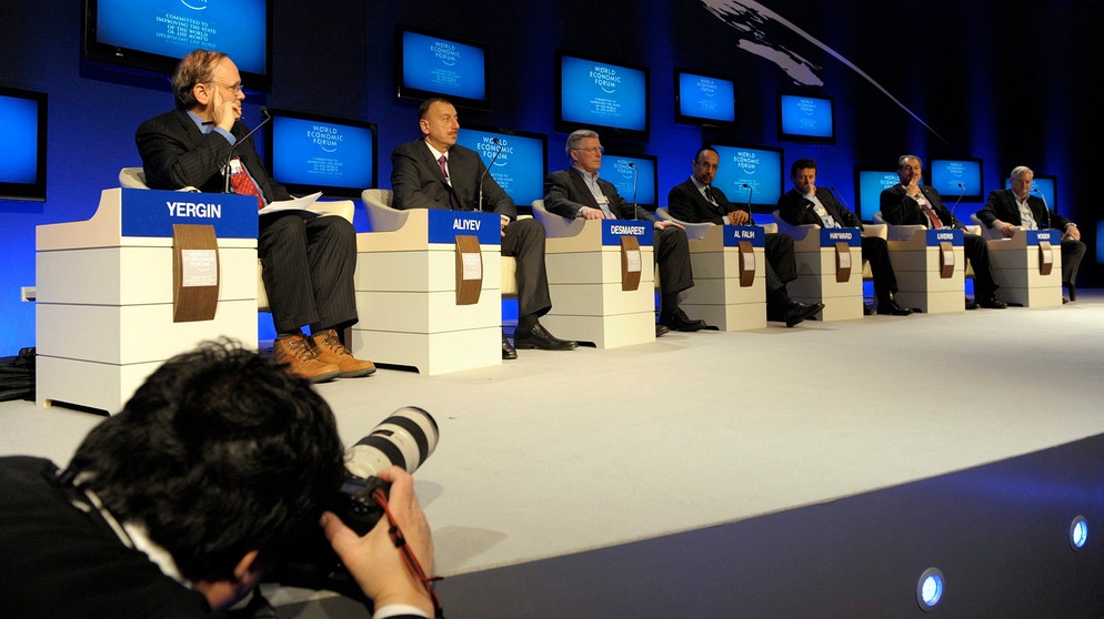 A photographer takes pictures of a session in the Sanada room during the second day of the 40th Annual Meeting of the World Economic Forum, WEF, in Davos, Switzerland, 28 January 2010.  | Bildquelle: picture alliance / dpa | Laurent Gillieron