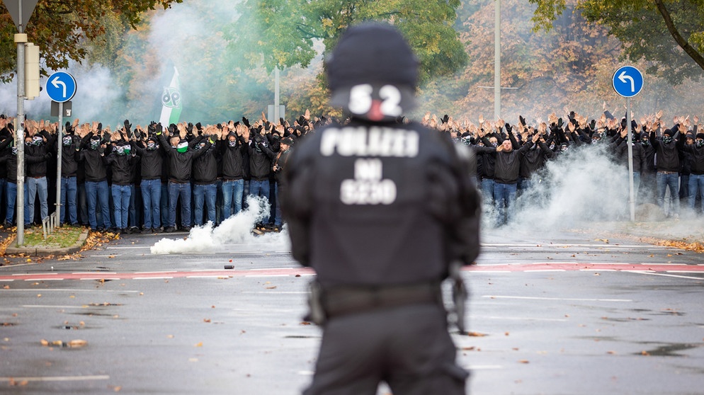 Streit um Polizeikosten im Fußball:  Symbolbild dazu aus dem Archiv - 05.11.2023, Niedersachsen, Hannover: Fußball: 2. Bundesliga, Hannover 96 - Eintracht Braunschweig, 12. Spieltag. Fanmarsch von Fans von Hannover 96 zum Stadion. Die Polizei begleitet das als Hochrisikospiel eingestufte Derby mit einem Großaufgebot.
| Bildquelle: Moritz Frankenberg/dpa