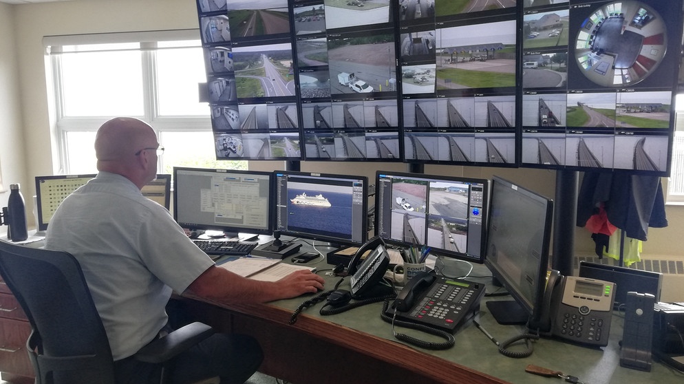 Die Confederation Bridge im Osten Kanadas verbindet Prince Edward Island mit dem Festland. Mit knapp 13 Kilometern ist sie die längste des Landes und muss ständig überwacht werden. | Bildquelle: BR / HM Productions Manitoba Inc.